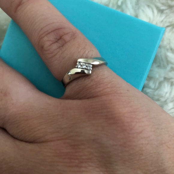 3 diamond promise ring - Picture 3 of 8